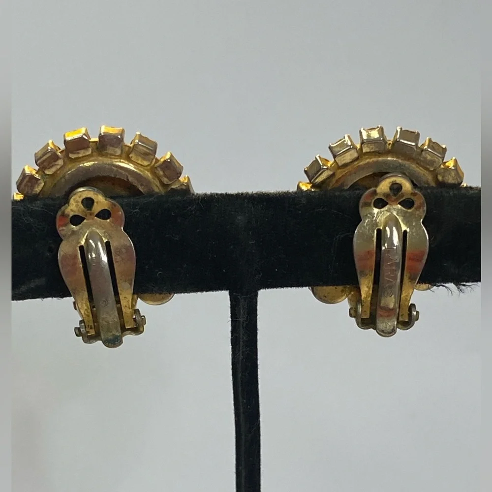 VINTAGE TARA CLIP ON EARRINGS - Picture 3 of 7